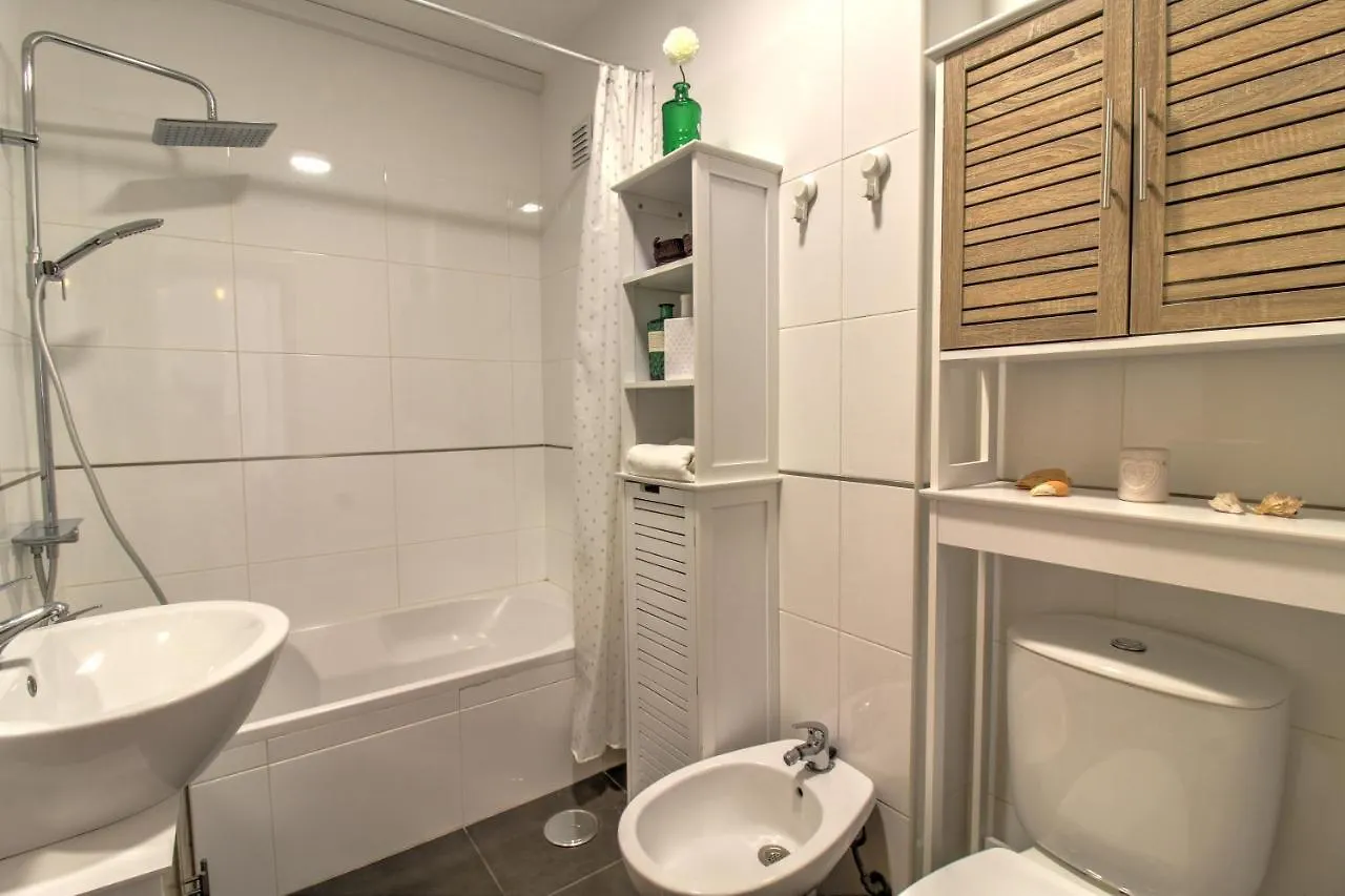 Center Location, Ac, Swimming Pool, And Parking Apartment Olhao