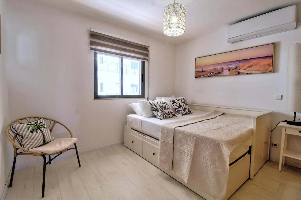 Center Location, Ac, Swimming Pool, And Parking Apartment Olhao
